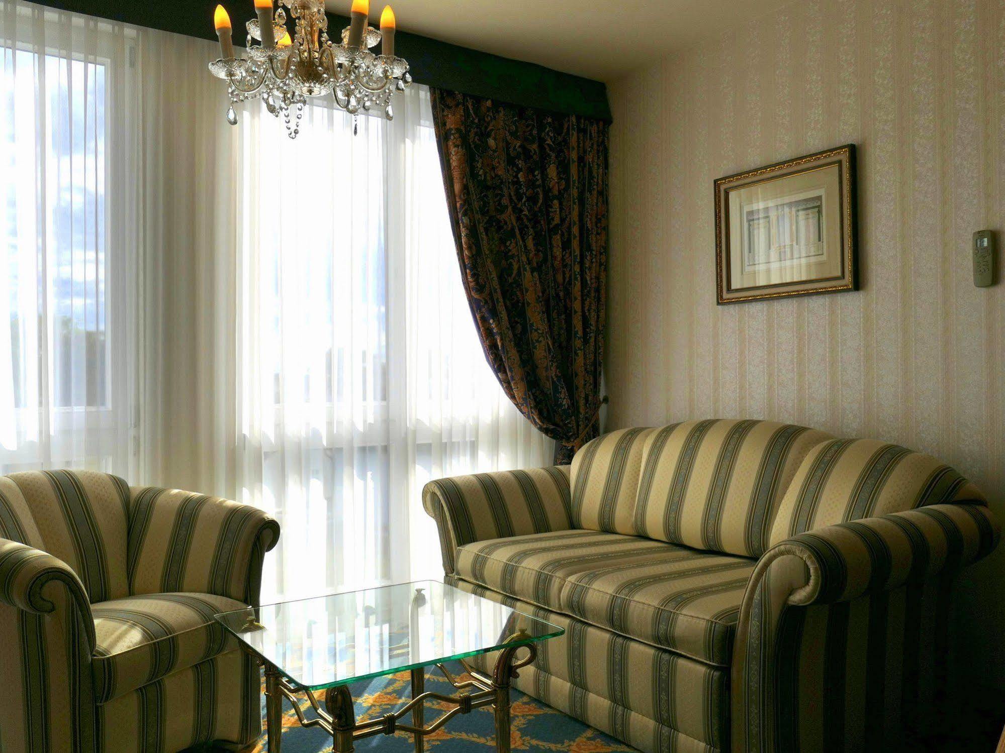 Seetelhotel Ahlbecker Hof Heringsdorf  Exterior foto A living room in a hotel suite