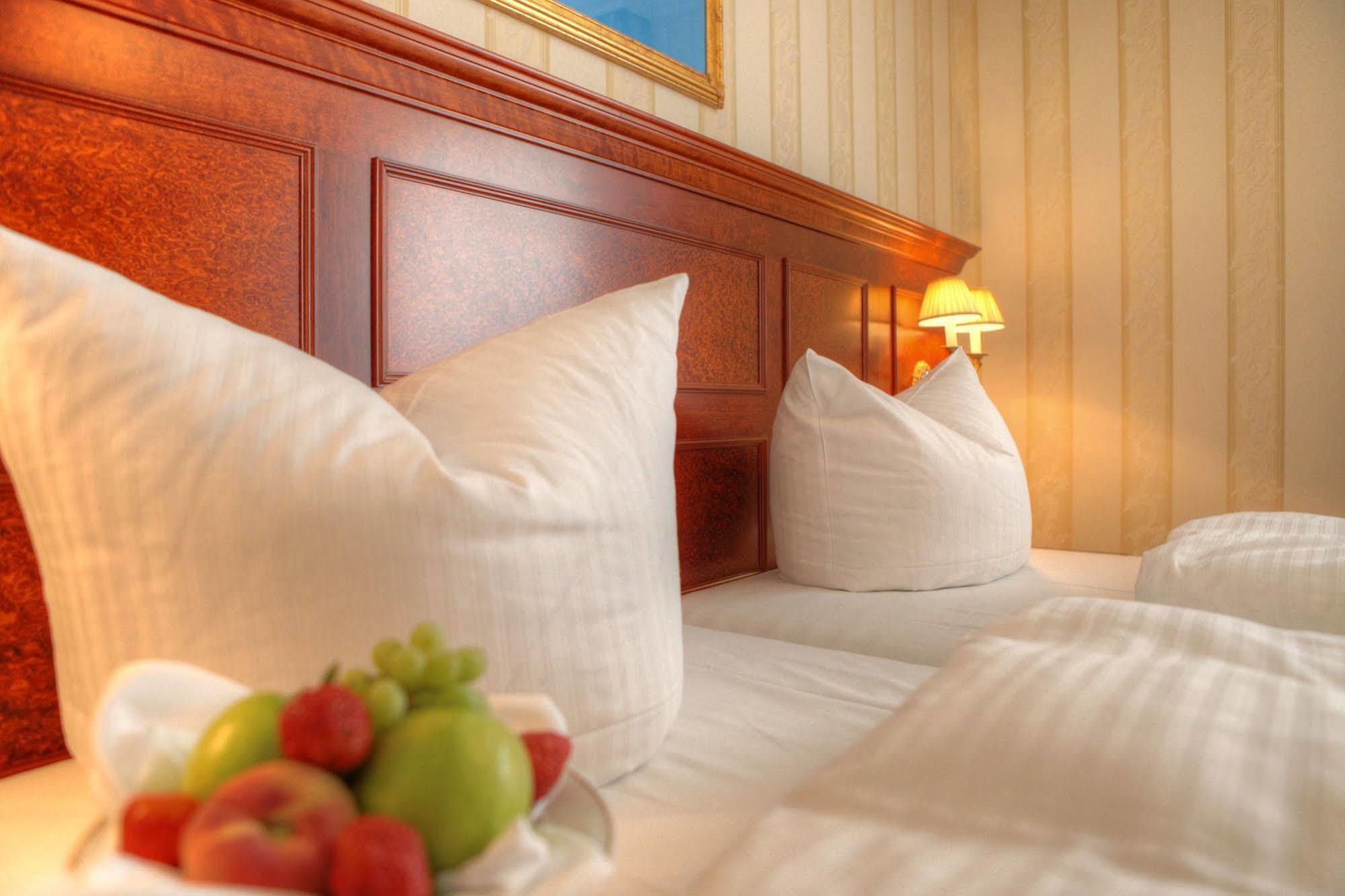 Seetelhotel Ahlbecker Hof Heringsdorf  Exterior foto A bed with pillows